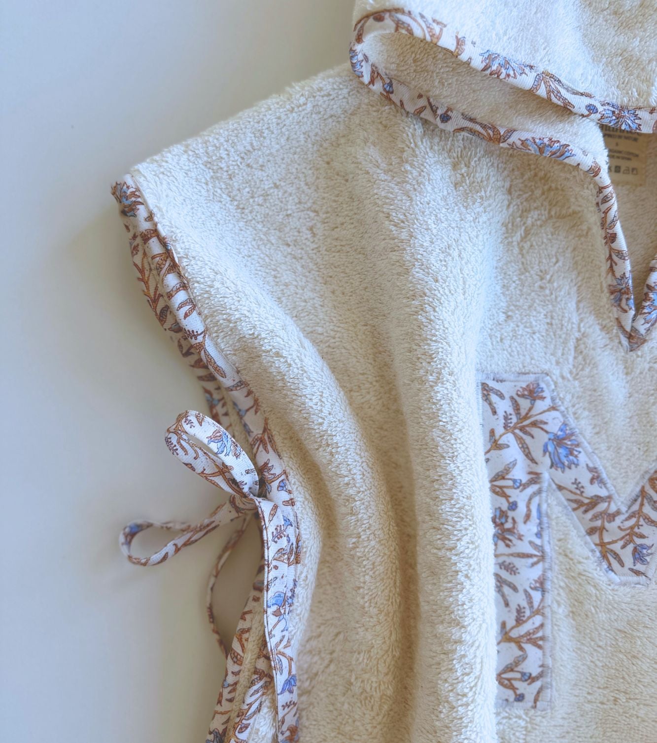 Poncho toalla Personalizado| Raíz | Flores ocre y azul