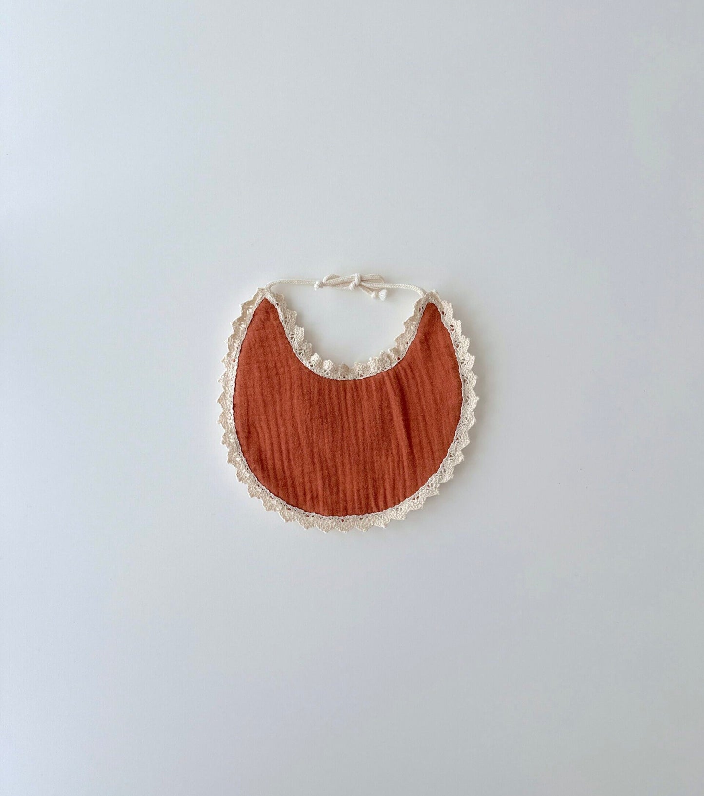 Babero con puntilla de algodón orgánico | Varios colores