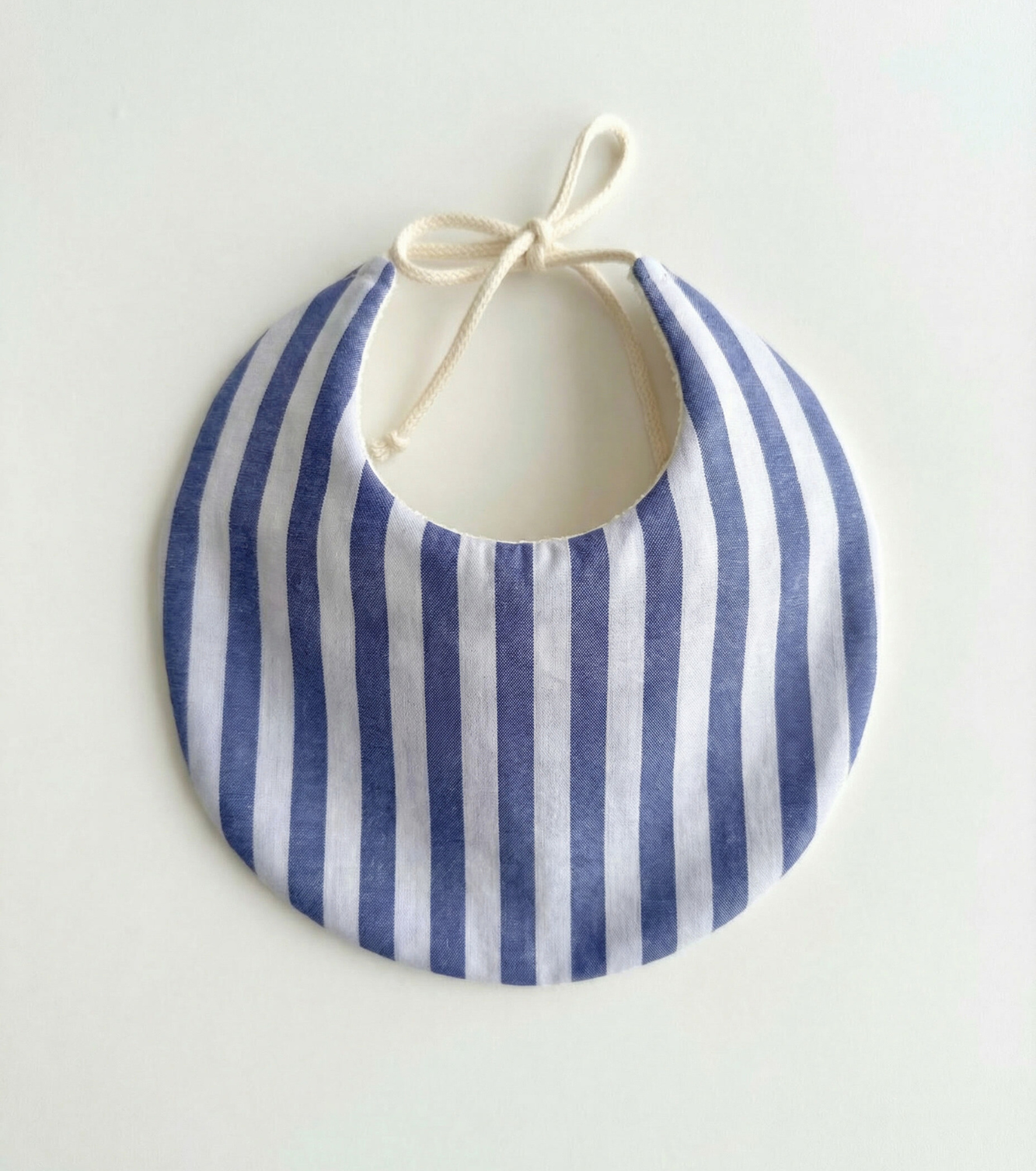Bavoir rond en coton bio | Marée | Rayures bleues