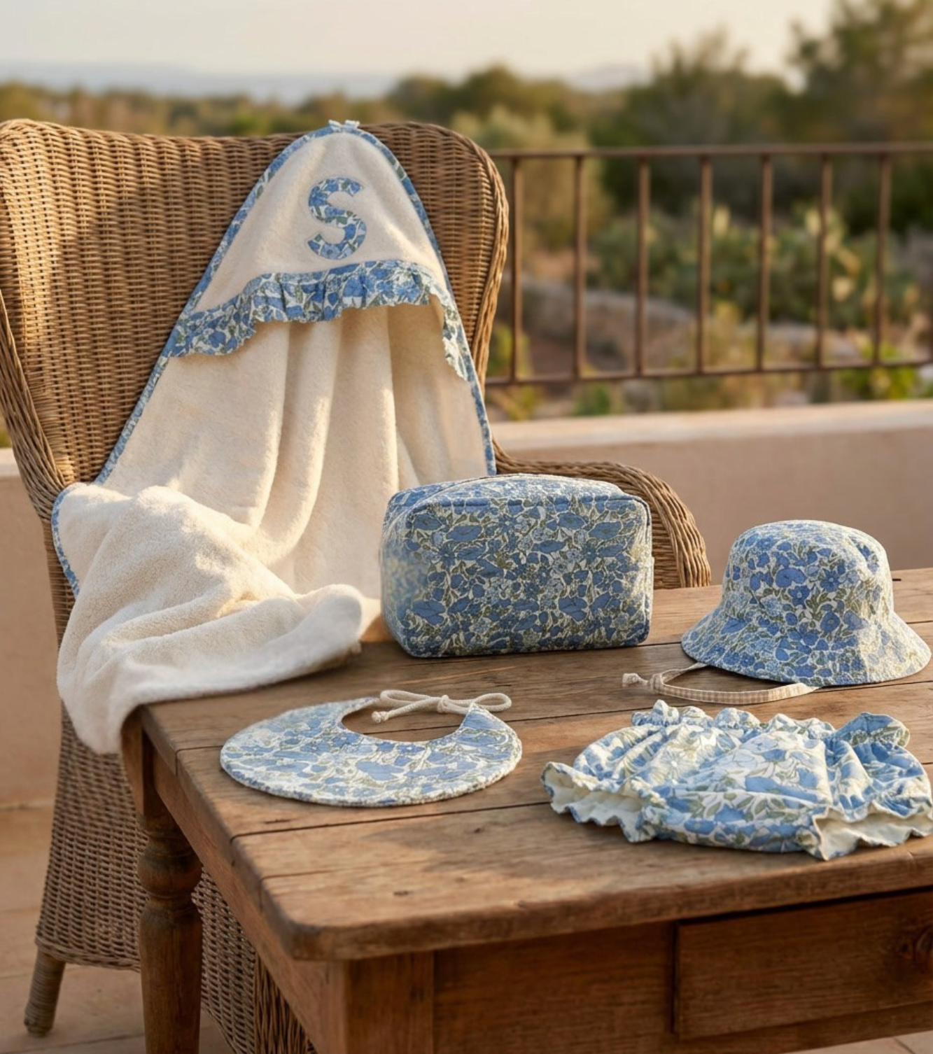 Babero de algodón orgánico redondo | Nomeolvides | Flores azul