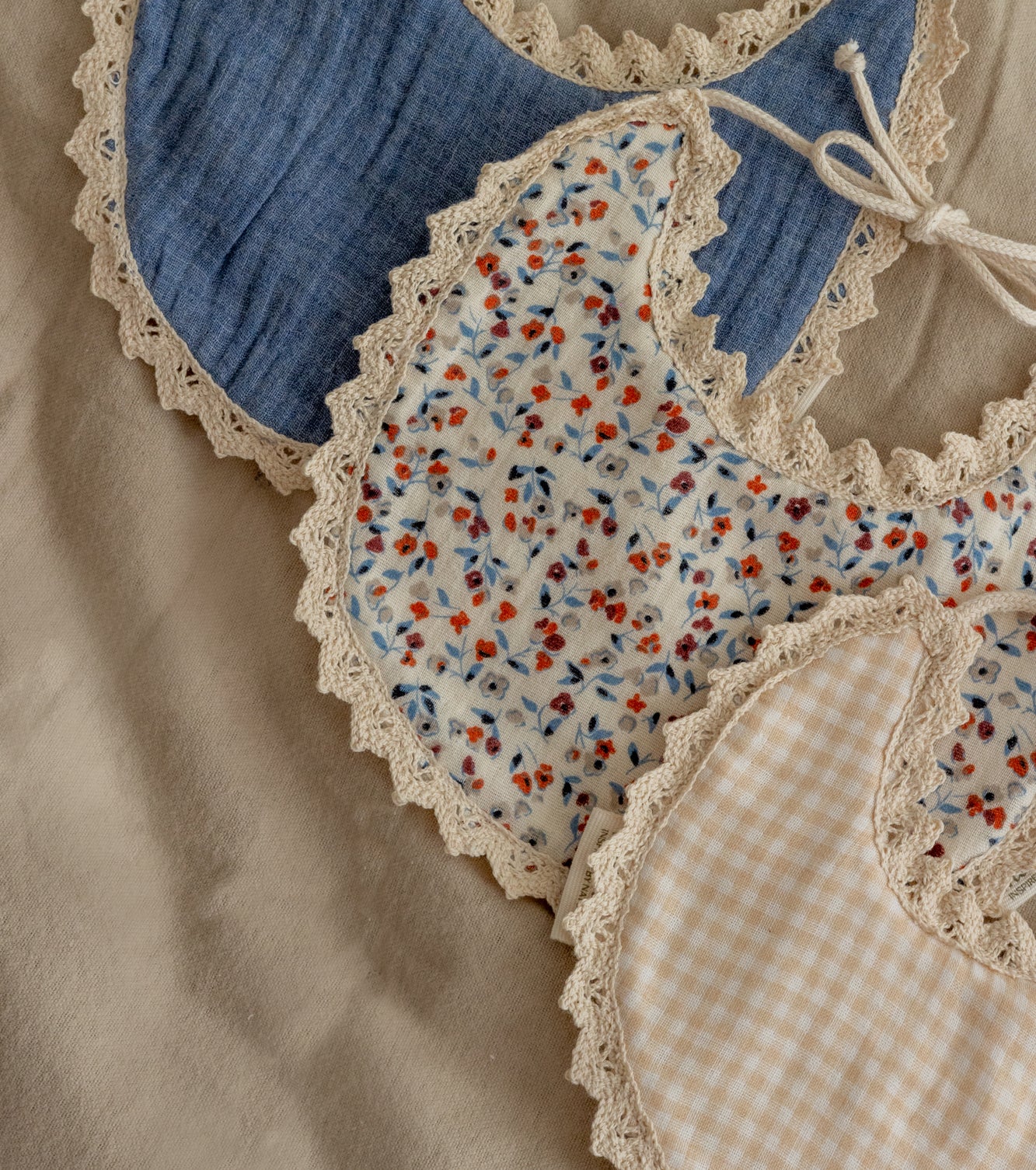 Babero de algodón orgánico con puntilla | Vichy