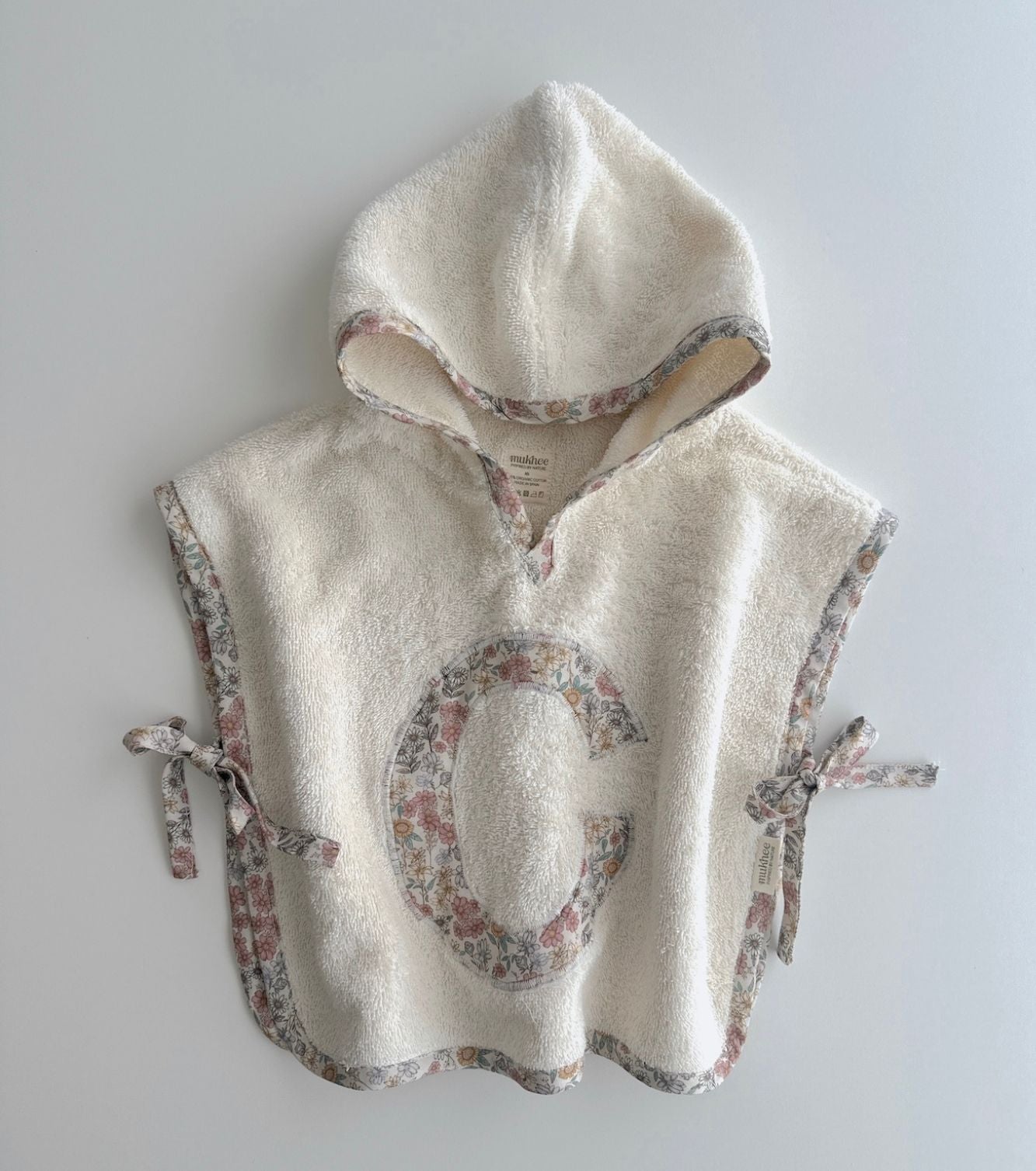 Poncho serviette personnalisé | Santillana | Rayures et fleurs 