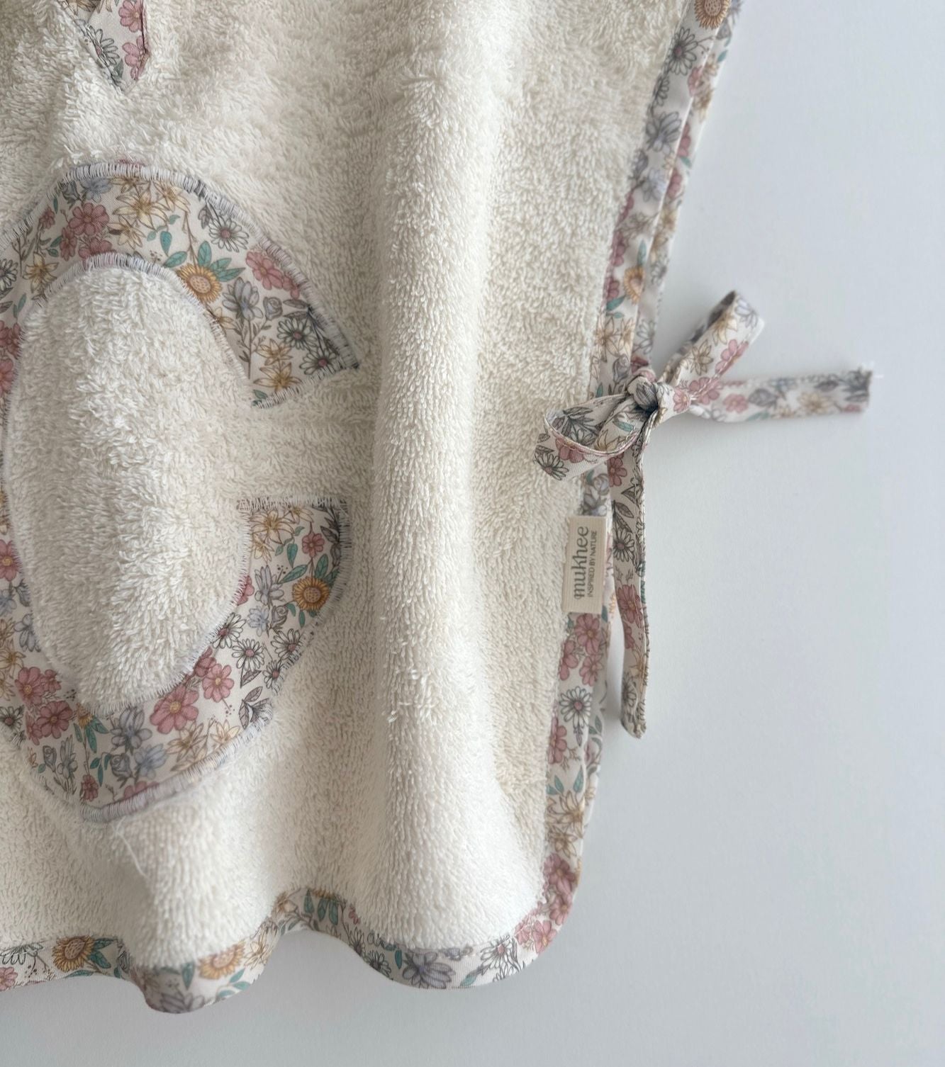 Poncho serviette personnalisé | Santillana | Rayures et fleurs 