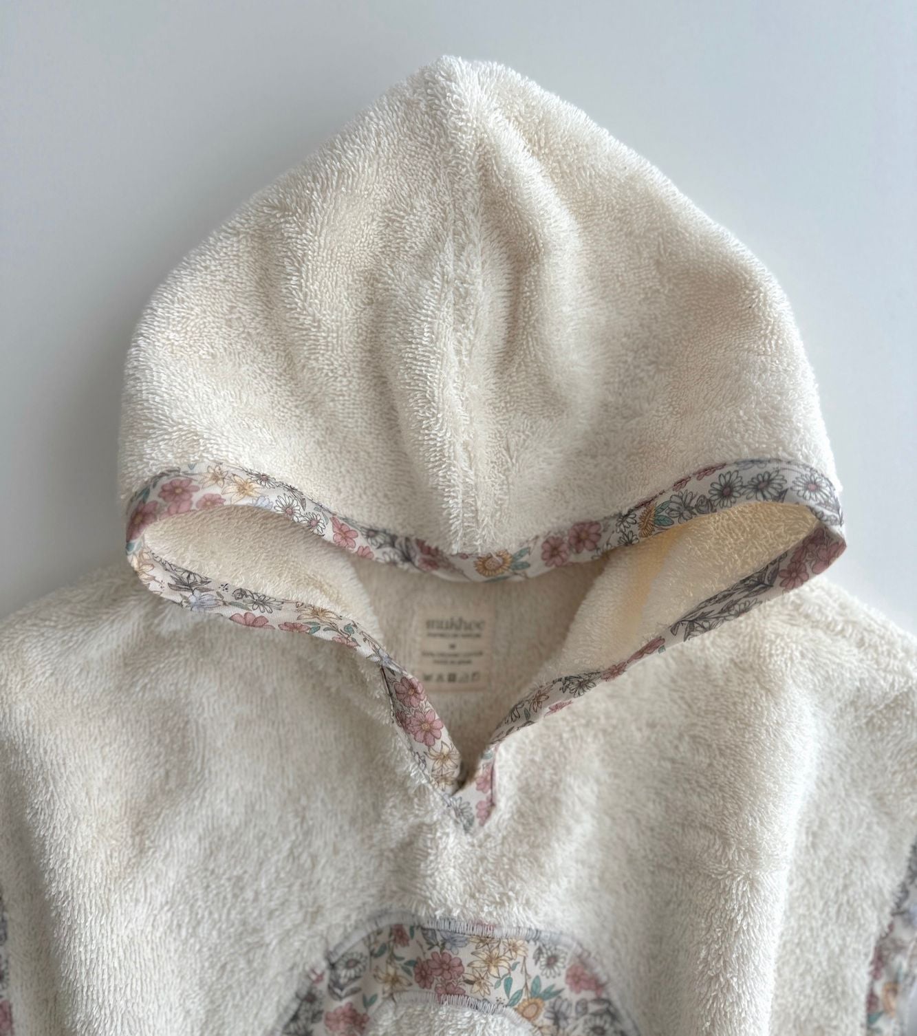 Poncho serviette personnalisé | Santillana | Rayures et fleurs 