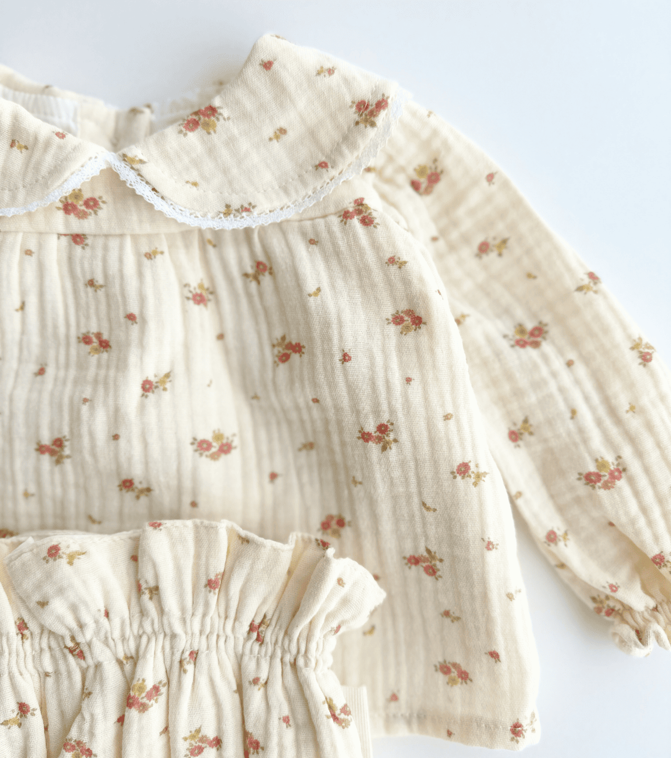 Conjunto blusa y culetín | Bruma | Mini flores rosas