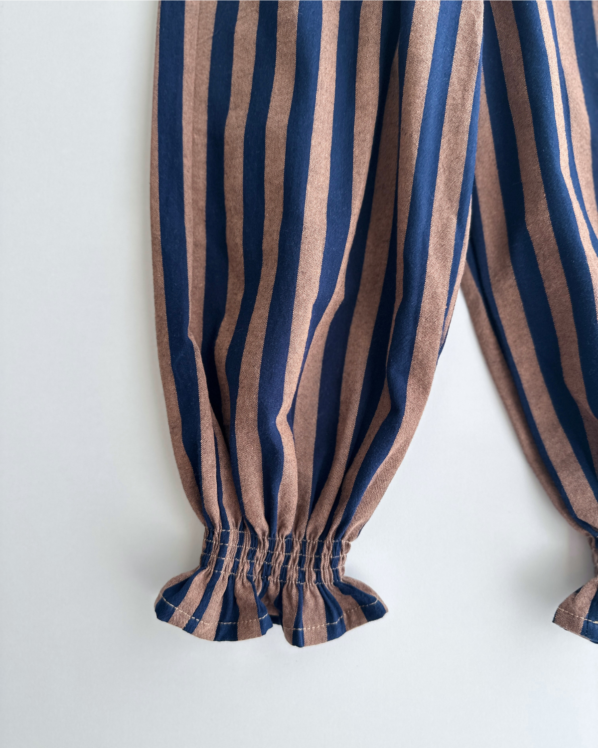 Pantalón bombacho | Castaño | Rayas