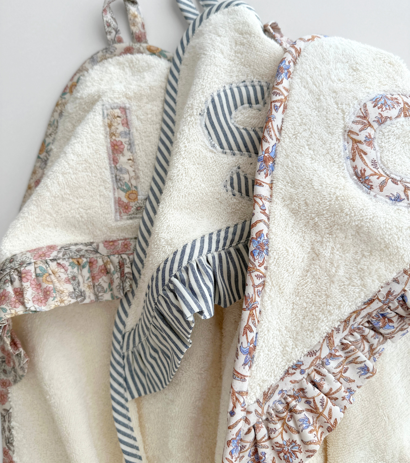 Toalla Capa Personalizada | Santillana | Flores