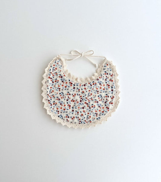 Organic cotton bib with lace trim | Flowers