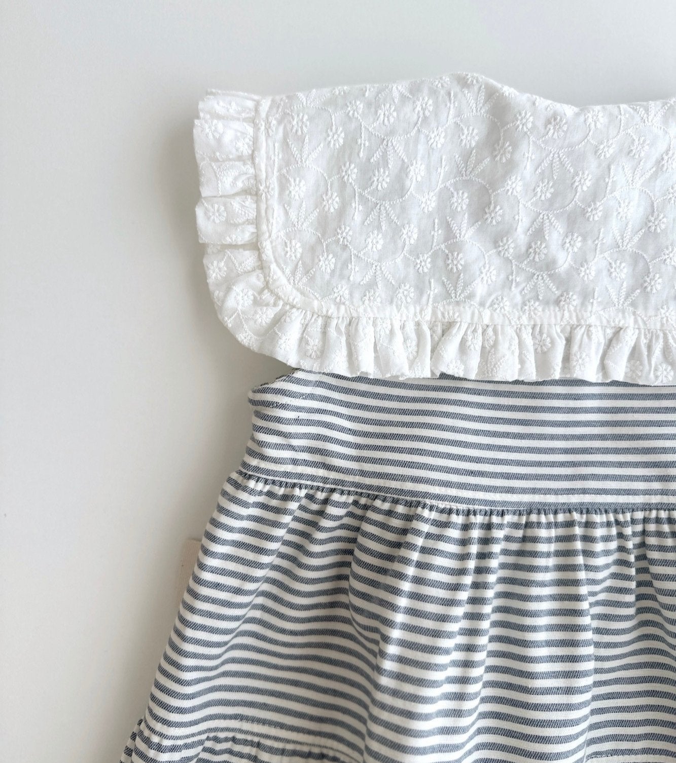Robe en jean avec col brodé | Balmaseda | Denim rayé
