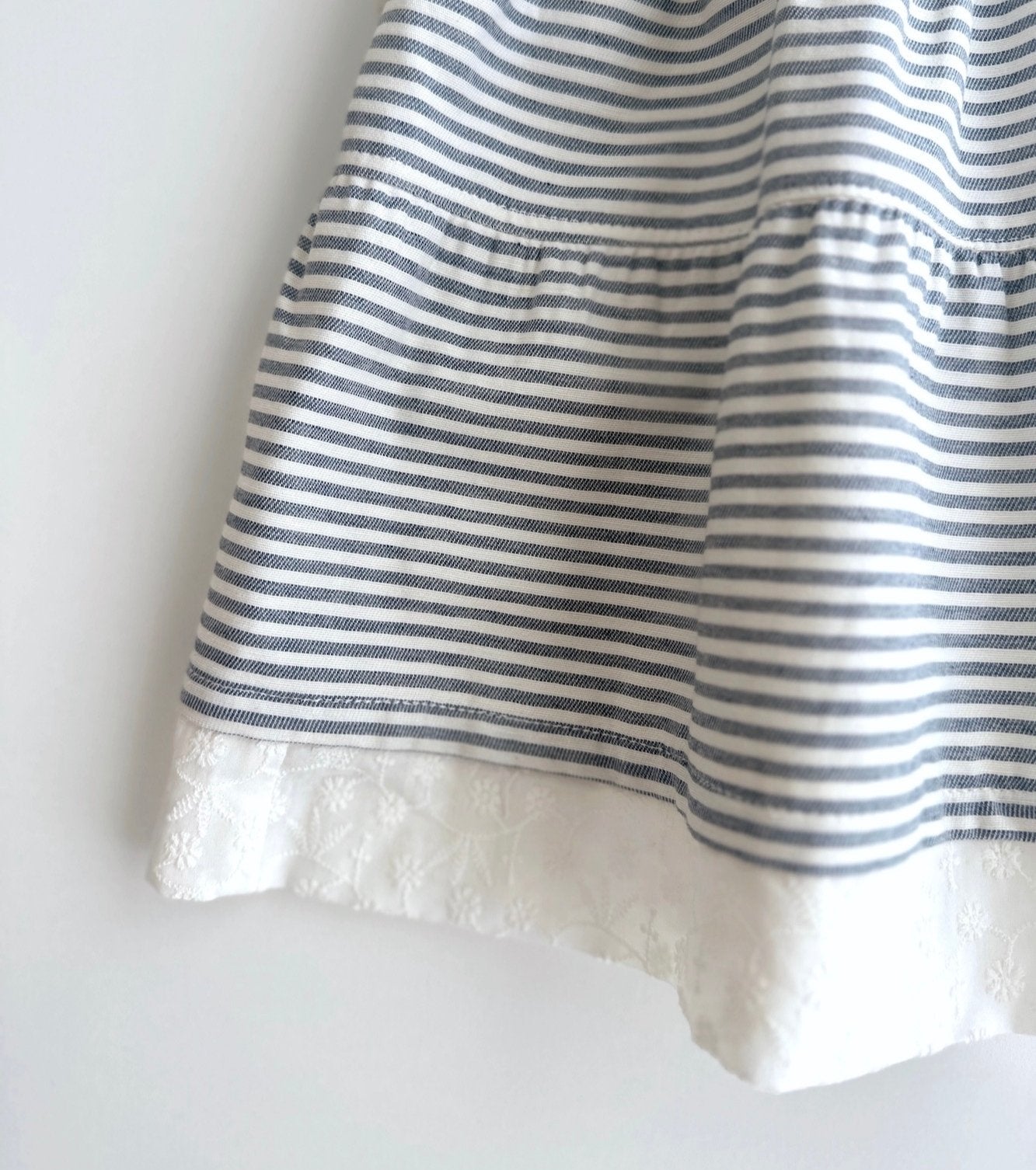 Robe en jean avec col brodé | Balmaseda | Denim rayé