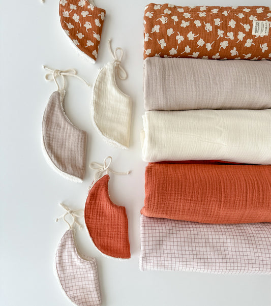 Organic cotton round bib | Various colors