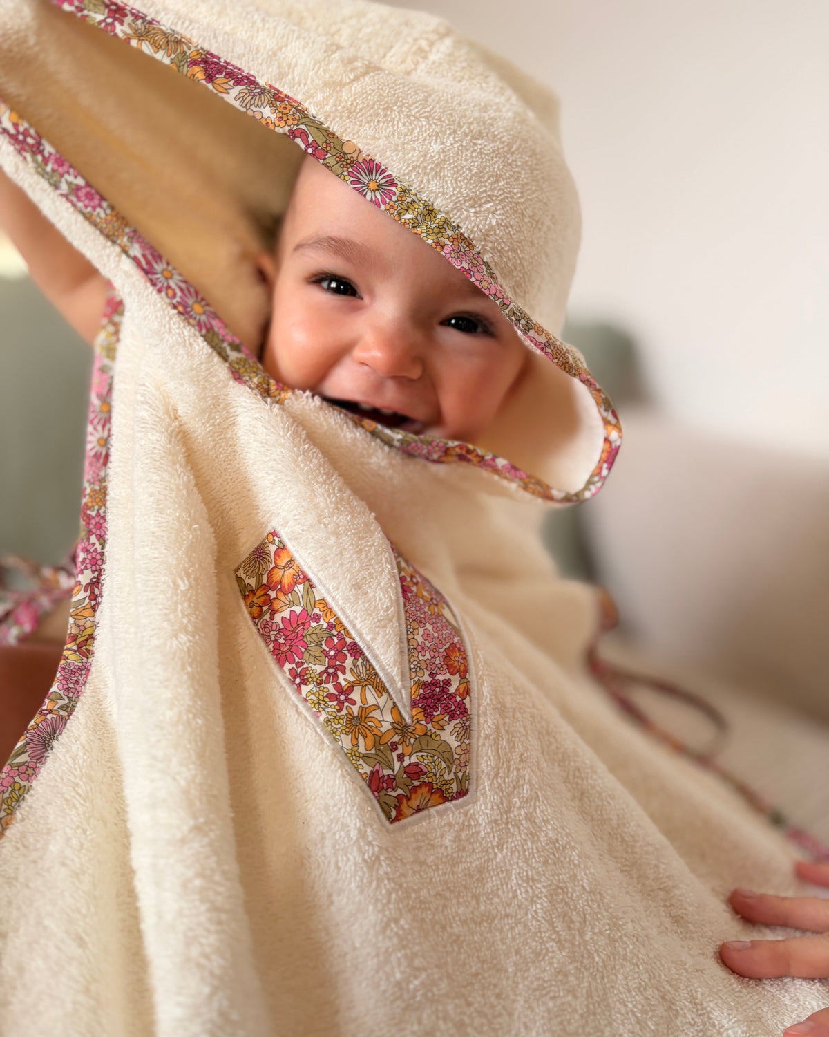Poncho toalla Personalizado | Avellana | Flores