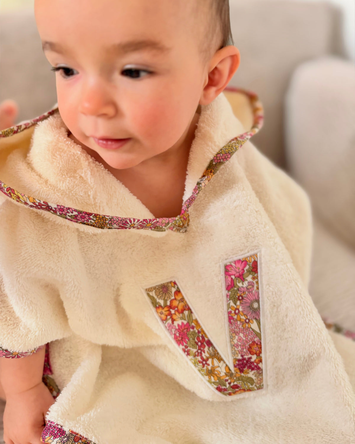 Poncho toalla Personalizado | Avellana | Flores