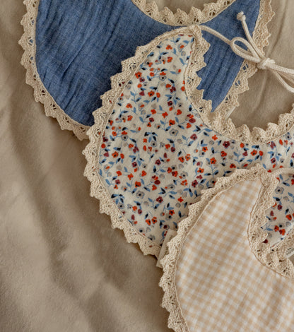 Organic cotton bib with lace trim | Flowers